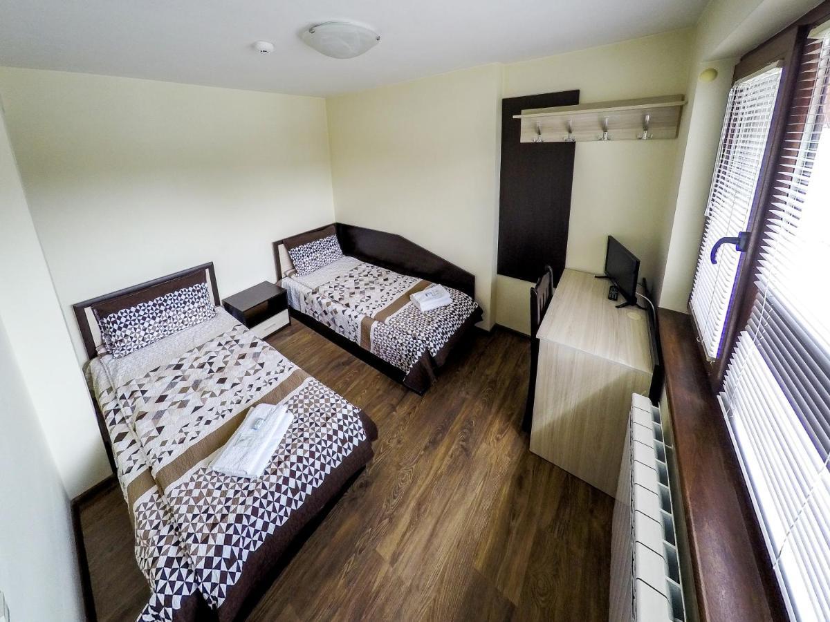 Divna Guest House Dospat Bagian luar foto