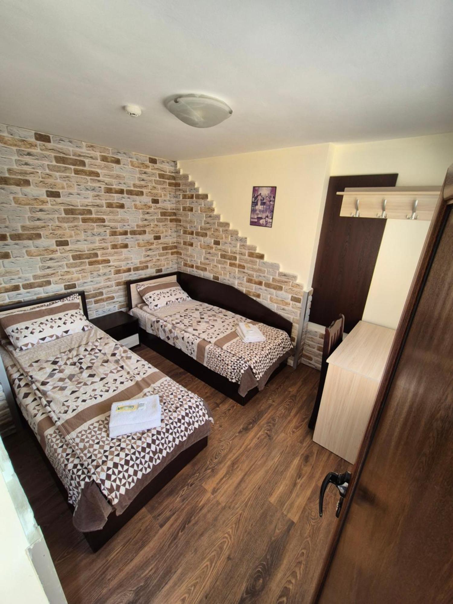 Divna Guest House Dospat Bagian luar foto