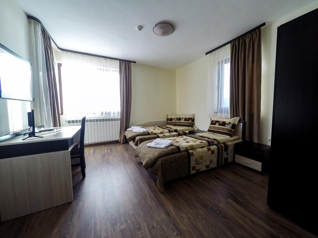 Divna Guest House Dospat Bagian luar foto