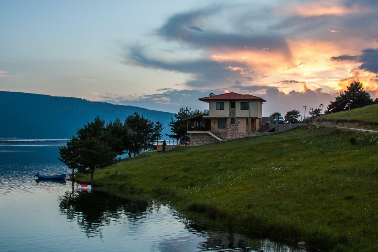 Divna Guest House Dospat Bagian luar foto